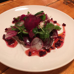 ビストロ TABATA - 枕崎産かつおのサラダ仕立て:かつおのスモーク具合とビーツのソースが合う！(o^^o)