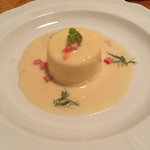 ビストロ TABATA - 看板メニュー ホタテ貝柱のムース:ほんわり温かく、レモンの効いたバターソースが美味しゅうございました