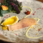 Terroir愛と胃袋 - 八ヶ岳湧水鱒 武川平飼い地鶏たまご  なんだけど、嫁のと皿を変えてきた！他にも皿違うのあって楽しかったです。皿違いはこれだけ撮りました(^^)