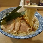 中細ストレートの自家製麺（特製中華そばA）