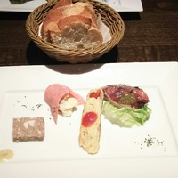 スペイン料理 La Cazuela 三ノ宮 ミント神戸店 - 前菜4種、パン(一人2切れ)