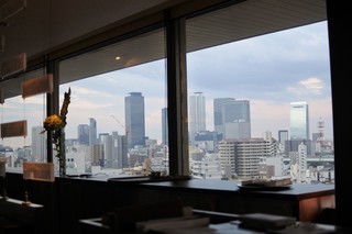 Contemporary Dining CROWN - 西側景色は名駅高層ビル群