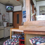 カツ亭 - 非常に狭い店舗（ですがTVは地デジ対応）