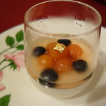 シャテール - ココナッツのブラマンジェ　サクランボのコンポート＆ブルーベリーを添えて