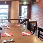 ラ スフォリーナ - 店内のテーブル席の風景です