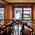 ラ スフォリーナ - 店内のテーブル席の風景です