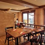 ラ スフォリーナ - 店内のテーブル席の風景です