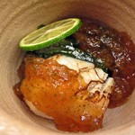 銀座 小十 - 炙りホタテとワカメのピリ辛酢ゼリーよせ