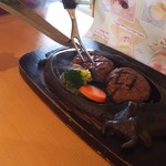 さわやか - おにぎりハンバーグ。焼きの仕上げを店内さんが目の前でしてくれる。