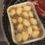 焼肉山河 - にんにくホイル焼き 280円 にんにくがたっぷりとです。