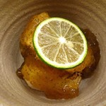 銀座 小十 - 炙りホタテとワカメのピリ辛酢ゼリーよせ