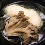 銀座 小十 - 鯛，舞茸，にゅうめんのお椀