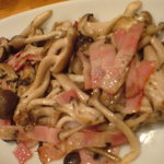 飲食笑商何屋ねこ膳 - 2011.2 シメジとベーコンのバター炒め