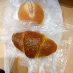 サンエトワール - 練乳シュガーパン（上、\97）とカレーバターパン（下、\108）