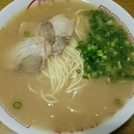 ラーメン げんこつ家 - 持帰りラーメン(550円)調理後の写真です
      器は「丸幸」