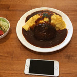 洋食の藤 - オムライス＆ハンバーグでご飯大盛り。
      ｉｐｈｏｎｅＳＥと比較してみました。