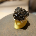 寿しの吉乃 - インカの目覚めにキャビア乗せ