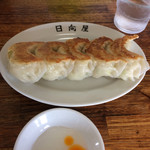 青竹手打ラーメン 日向屋 - 餃子、400円。個人的には、酢とラー油だけでいけました。