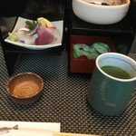 Sushi Haru - お茶と観音開きの重箱