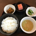 KUU - 赤い豆腐がトマト豆腐です。