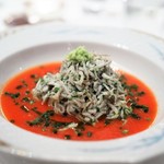 リストランテ 濱崎 - フルーツトマトの冷製カッペリーニ　たっぷりの釜揚げシラス　山葵