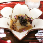 東麻布 天本 - 久里浜たこのさくら煮、和歌山天然トコブシ、キャビアのせ