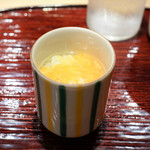 東麻布 天本 - あさり出汁茶碗蒸し、オホーツク毛ガニとこのこを乗せて