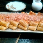 ちょっとここん亭 - 栃尾の油揚げ（ネギミソ入り）こちらも、隣のお嬢様から
