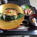 すしごはん 馬ん場 - うなぎと穴子のハーフ&ハーフ丼（1,600円税込）
      30センチほどの大皿に載って運ばれて来ます。