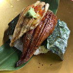 すしごはん 馬ん場 - うなぎと穴子の下に、焼き海苔と、どんぶり飯程のボリュームの白飯か隠れています