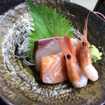 すしごはん 馬ん場 - ハマチ、サーモン、甘エビのお造りが付いています。
      どれも、普通のお造りの2倍くらいの大きさです。