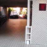 このマンションの駐車場の奥にある一軒家です。