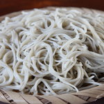 喜楽庵 - 更科系のお蕎麦。麺が長いので、豊潤な香りが堪能出来ますよ。