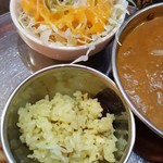 本格インドカレーの館 スパイス - サラダ&サフランライス