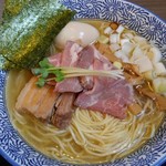 麺処いぐさ - 特製塩そば中盛1080円、特製はチャーシューが三枚乗っていて、煮豚バラorロースポークから選べます。今回はロースポーク２枚、煮豚バラ１枚にしました。