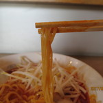四川 - このスープにしっかり馴染む‥中太縮れ麺
