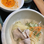 麦穂 - 七月の限定メニュー。シャキシャキ野菜と冷しゃぶの胡麻つけ麺。