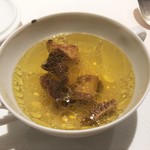 CHIUnE - 金華ハムと地鶏、モリーユ茸のコンソメ