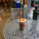 Coco Fresh Tea & Juice - ドリンク写真:店内席が空いていなかったので、今回はテラス席へと移動。早速飲んでみると、南国の飲み物とあってこってりとした甘さが特徴的！