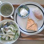 B：ほうれん草とサーモンのキッシュ：４２０円+食事セット（サラダ&スープ）：４００円（各税込）【２０１７年６月撮影】
