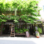 うつわcafeと手作り雑貨の店 ゆう - まるで森の中にあるような
      こちらのお店！ここ、どこだと思う？都会のど真ん中の
      梅田にある、器が選べるカフェ『Cafeゆう』だよ。
      
      ＊お店前の写真を撮り忘れて、こちらはHPよりお借りしました