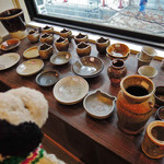うつわcafeと手作り雑貨の店 ゆう - 満席なので待ってる間、2階の陶芸教室を見ることもできるよ。
      (席が空いたらお店の方が呼びに来てくれます)
      
      今日は陶芸教室は行われてなかったけど、
      素敵な器がたくさん展示されていたので、目の保養～