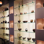 うつわcafeと手作り雑貨の店 ゆう - こちらの壁も一面、器が展示されていて
      ギャラリーみたいだね。
      お値段が付いてるので購入もできます。