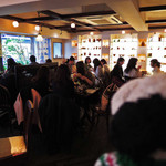 うつわcafeと手作り雑貨の店 ゆう - 大人気のカフェなので夕方頃に伺ったら満席状態。
      店内は、大きな丸テーブル席、2人テーブル席、
      窓際のカウンター席といろんなタイプのお席があります。
      
      ちびつぬ「窓際のお席は眺めがいいわね～♪」