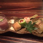 なん天 - お通し（レッドオニオンのすりながし、足赤海老の煮物とミニきゅうりの味噌添えとヤングコーンの醤油焼きを串でさしたもの、鯵の棒寿司）