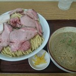 王者-23 - つけ蕎麦(特盛) 900円 +ローストポーク 150円