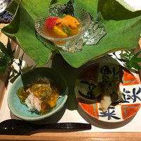片町小料理鮨 翔 - 最初の盛り合わせ ウニと湯葉の冷静あんかけ、石川で取れた毛ガニのポン酢ジュレかけ、能登アワビを炊いたやつ肝も…全て冷たく冷やして…青い紅葉と蓮の葉が夏の演出