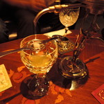 バー クラスター - ようこそ、アブサンの世界へ　これは同行者へのアブサンファウンティンでのサーブ