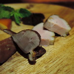 バー クラスター - 手前が砂肝の燻製。