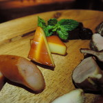 バー クラスター - チーズの燻製も激ウマ